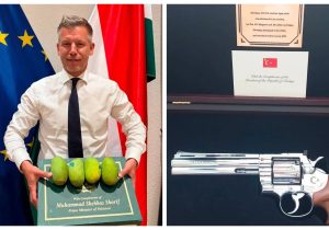 Erdoğan’ın tabanca hediyesine mangolu gönderme: “Herkes revolver vermiyor”