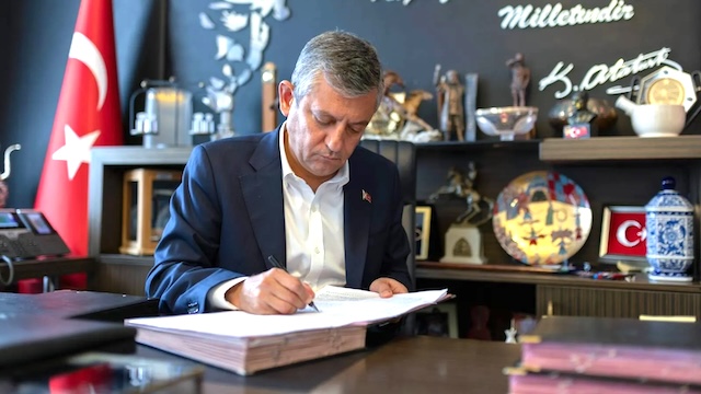 CHP’de tarihi kopuş: Özgür Özel ve 91 milletvekili Yeni Parti’yi kurdu
