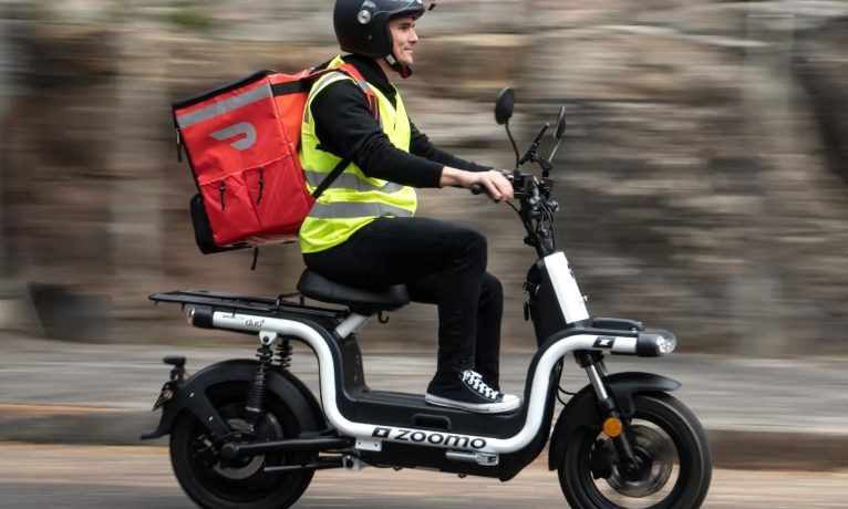 Trafikte kapsamlı değişiklik: E-moped için 18 yaş ve kask zorunluluğu