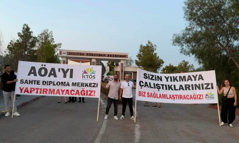 KTÖS’ten AÖA mezuniyetinde protesto: “Bu kurumu sahte diploma merkezine dönüştürmenize izin vermeyeceğiz”