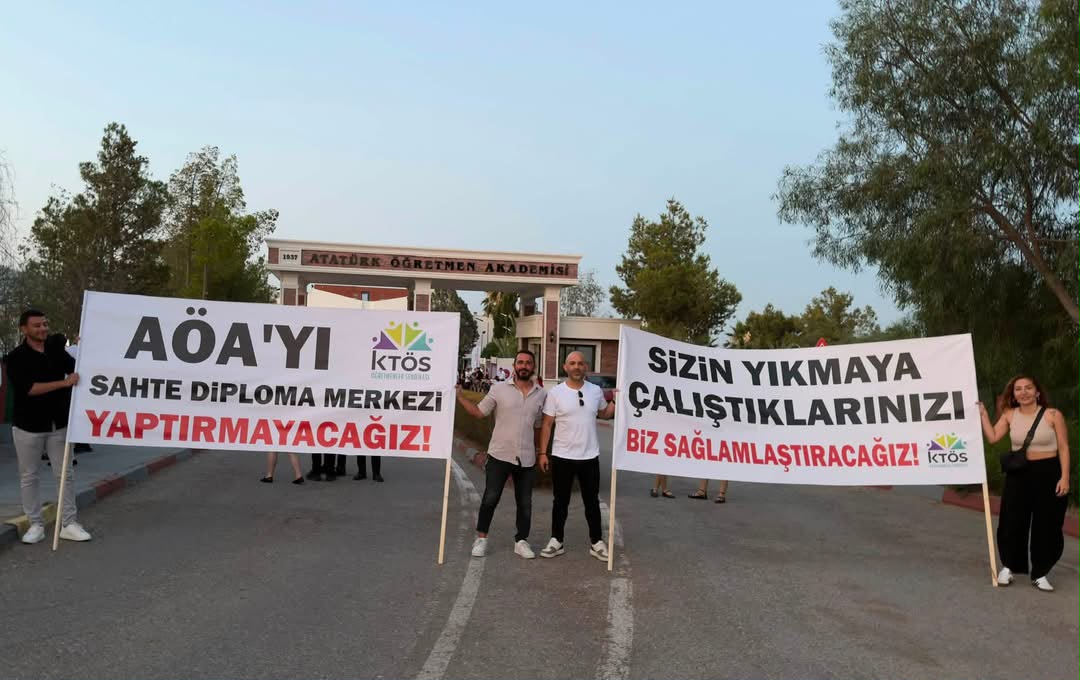 KTÖS’ten AÖA mezuniyetinde protesto: “Bu kurumu sahte diploma merkezine dönüştürmenize izin vermeyeceğiz”