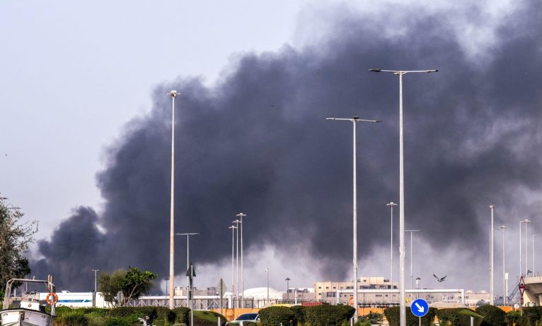 İran, Bahreyn ve Kuveyt’teki ABD askeri hedeflerini vurduğunu duyurdu