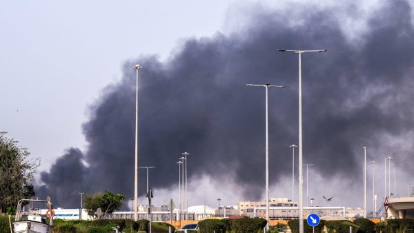 İran, Bahreyn ve Kuveyt’teki ABD askeri hedeflerini vurduğunu duyurdu