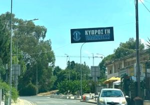 ELAM’ın “Kıbrıs Yunan’dır” pankartı Ledra Palace’ta kaldı: İzin alındı mı?