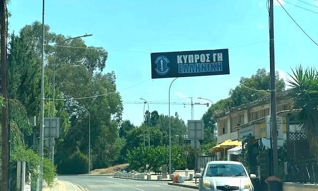 ELAM’ın “Kıbrıs Yunan’dır” pankartı Ledra Palace’ta kaldı: İzin alındı mı?