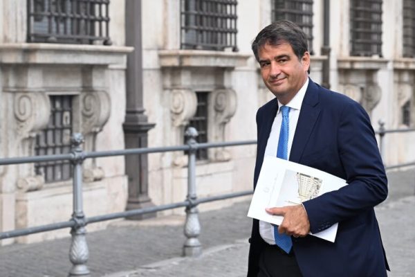 Fitto’nun Kıbrıs mesaisi başlıyor: Masada Ankara’ya teşvikler, Brüksel’e güvensizlik var
