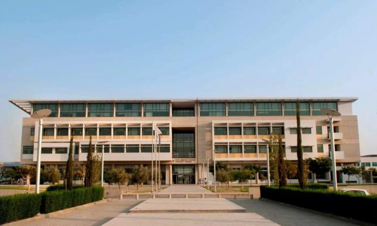 Kıbrıs Üniversitesi’nde İngilizce tıp dönemi başlıyor