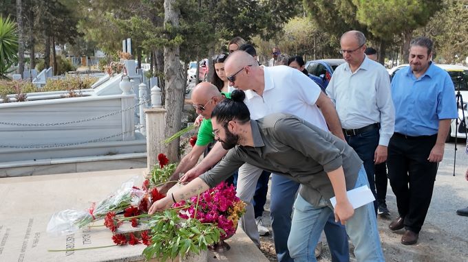 Kutlu Adalı mezarı başında anıldı: “Faili meşhur, adaleti meçhul”