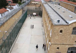 Merkezi cezaevinde yangın: Üç mahkum hücrelerini ateşe verdi