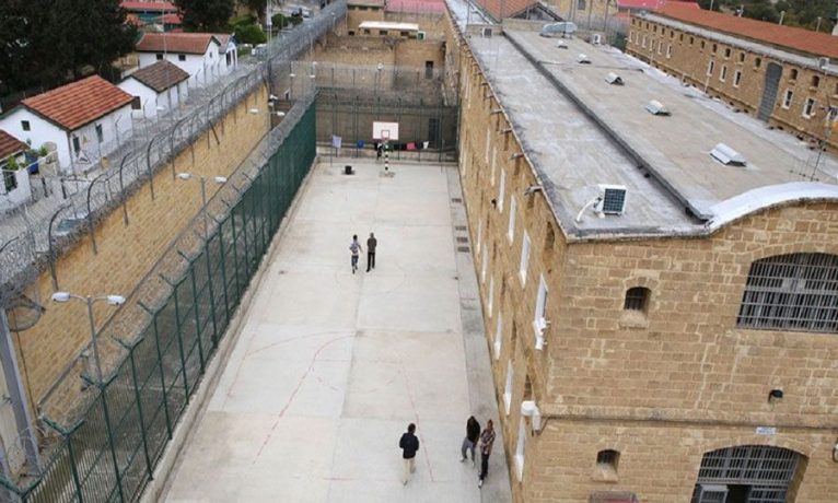 Merkezi cezaevinde yangın: Üç mahkum hücrelerini ateşe verdi