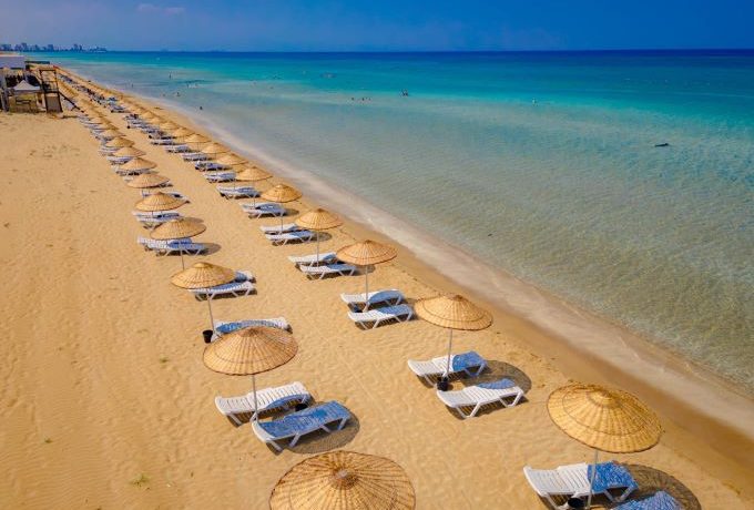 Derinya Plajı yenilenen yüzüyle hizmete açıldı