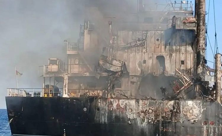 Karadeniz’de ticari gemilere saldırı: Türkiye bağlantılı gemide can kayıpları var