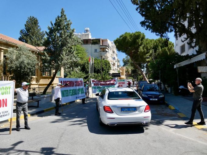 Ledra Palas’ta bir kez daha federal çözüm pankartları açıldı