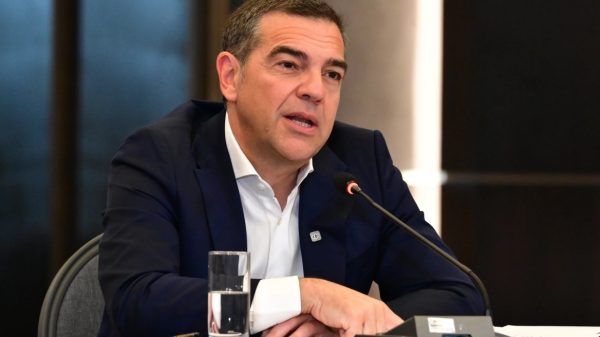 Tsipras’tan Politico’ya: “Yunanistan MAGA ile ilişkisini soğutmalı”