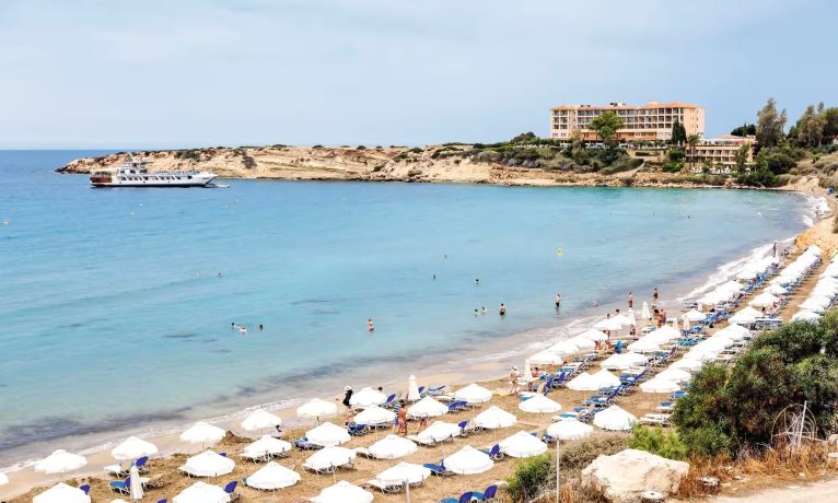 Kıbrıs’ın ünlü Coral Bay plajı erozyon nedeniyle küçüldü