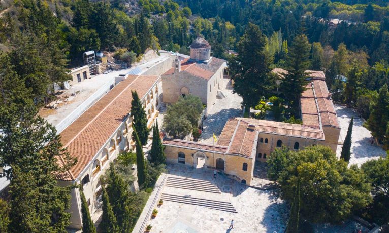 Baf’ta manastırda kanlı saldırı: Hedefte başrahip vardı