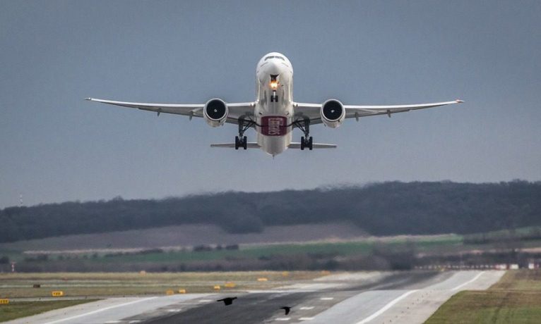 RIK: Türk savaş uçağı ile yolcu uçağı havada çarpışmanın eşiğine geldi