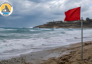 Kırmızı bayrak çekilen plajlarda denize giriş yasaklandı