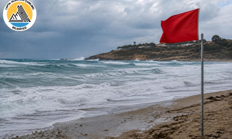 Kırmızı bayrak çekilen plajlarda denize giriş yasaklandı