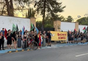 Bağımsız Kıbrıs için sokaktaydılar: “Üslere, ordulara ve dış müdahalelere son”