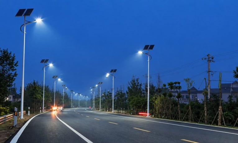 Güneş enerjili yol aydınlatması trafik ölümlerini azaltabilir