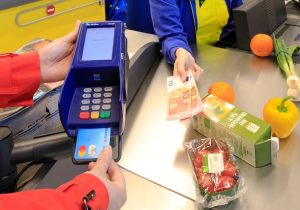 Güneyde ATM’ye gitmeden nakit çekme dönemi: Market, fırın ve benzin istasyonlarının kasasından 100 euroya kadar para alınabilecek