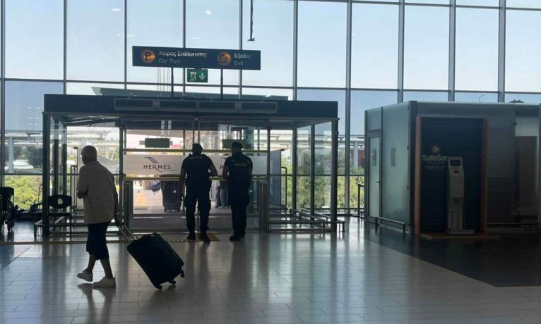 İsrail’e girişi yasaklı kadın Larnaka’da uçağa kadar girdi: Fazladan yolcu sayılınca ortaya çıktı