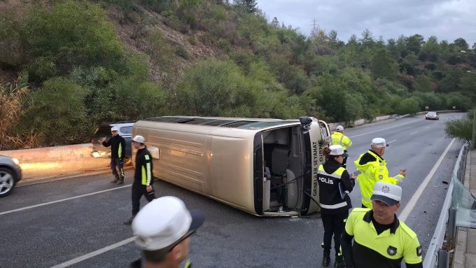Ciklos’ta otobüs bariyerlere çarpıp devrildi: İki kişi yaralandı